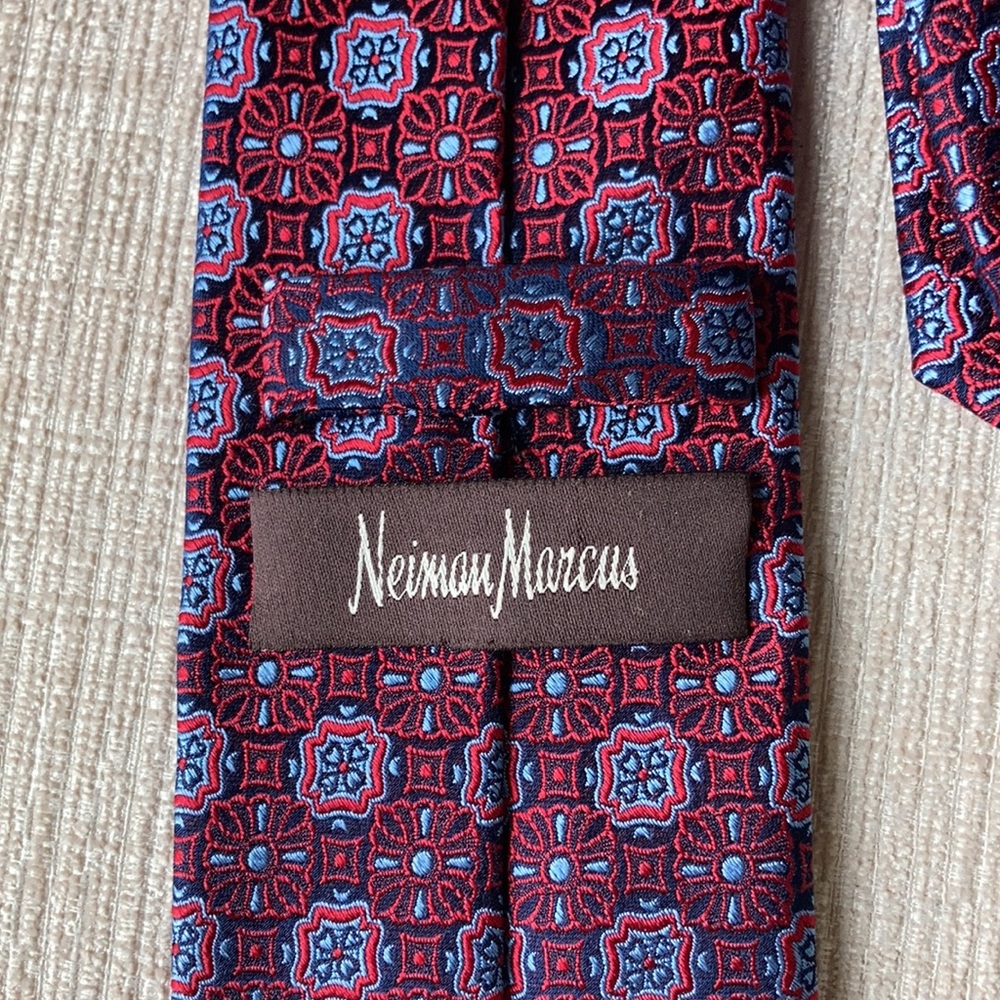 Neiman Marcus red/blue silk patterned tie - Picture 5 of 8